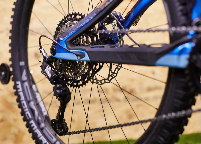 EX DEMO - 2022/2023 Pivot Cycles Shuttle LT 29 Team Full Suspension Carbon Fibre Electric Mountain Bike XTR - EX DEMO-4